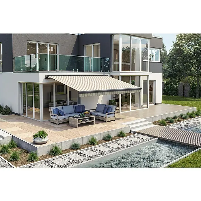 Solid Elements Teilhülsenmarkise Solid 8935 - Cappuccino, Breite: 5,5 m, Ausfall: 2,5 m - Eine elegante, gestreifte Markise beschattet eine Terrassengarnitur und bietet so perfekten Sonnenschutz und Komfort im Außenbereich.