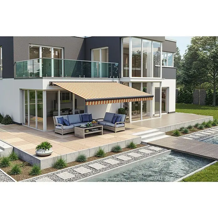 Solid Elements Teilhülsenmarkise Solid 8430 - Beige/Rot, Breite: 4,5 m, Ausfall: 2,5 m - Terrasse mit einer ausfahrbaren Markise, die vor der Sonne schützt, und einer stilvollen Sitzgruppe im Freien.