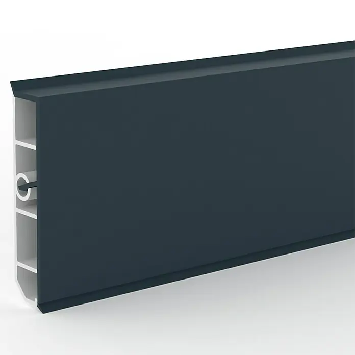 Deckprofil Cubica LS80 No Light - Anthrazit, 2,5 m x 19 mm x 80 mm - Nahaufnahme eines blaugrauen Sockelleistenprofils mit klaren Linien und modernem Design. Ideal für stilvolle Raumgestaltung.