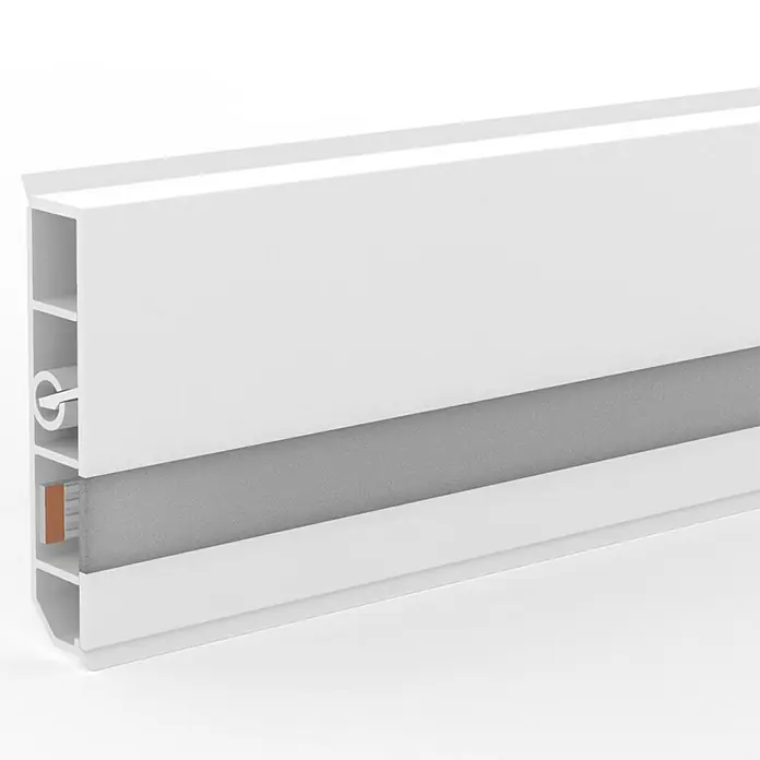 Deckprofil Cubica LS80 Light Down - Weiß, 2,5 m x 19 mm x 80 mm - Nahaufnahme eines weißen Sockelleistenprofils mit grauer Dichtung, das eine klare und moderne Ästhetik für jeden Raum bietet.