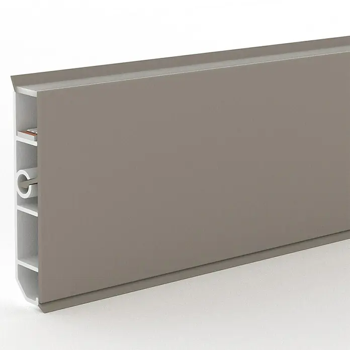 Deckprofil Cubica LS80 Light Up - Champagner, 2,5 m x 19 mm x 80 mm - Nahaufnahme einer grauen Sockelleiste mit einem Hohlraum für die Kabelführung, ideal für moderne Inneneinrichtungen.