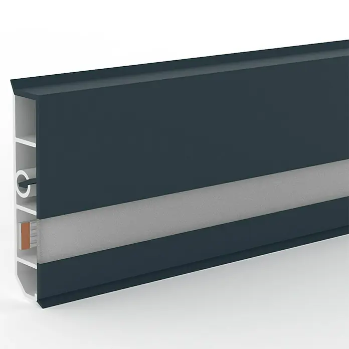 Deckprofil Cubica LS80 Light Down - Anthrazit, 2,5 m x 19 mm x 80 mm - Detailaufnahme einer anthrazitfarbenen Fassadenverkleidung mit integrierter Dämmung, die eine moderne und energieeffiziente Lösung darstellt.