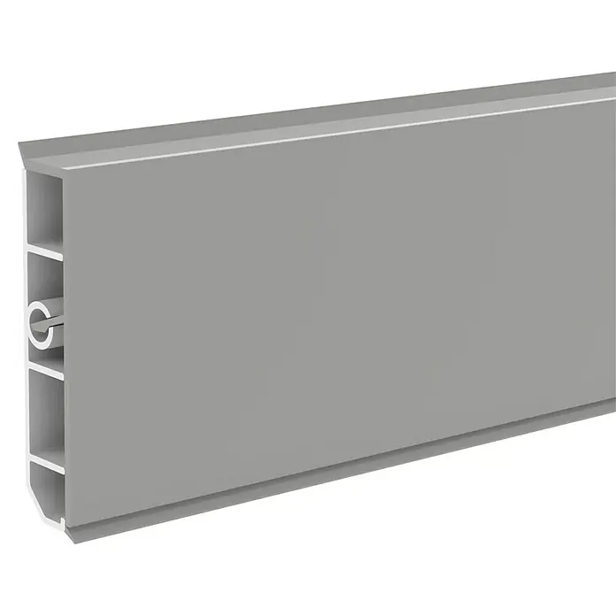Deckprofil Cubica LS80 No Light - Aluminium, 2,5 m x 19 mm x 80 mm - Nahaufnahme eines grauen Sockelleistenprofils mit Hohlräumen, ideal für moderne Innenräume und Kabelmanagement.