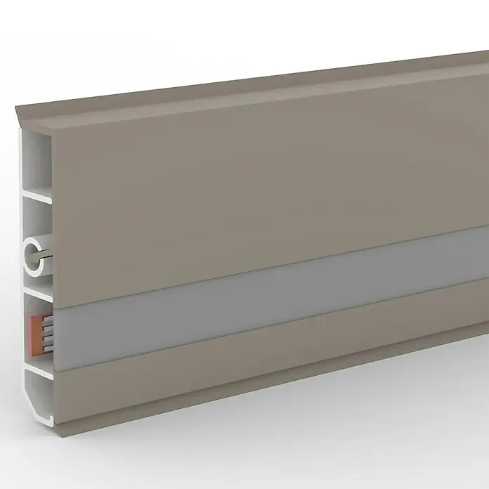 Deckprofil Cubica LS80 Light Down - Champagner, 2,5 m x 19 mm x 80 mm - Nahaufnahme eines Sockelleistenprofils in neutralen Farbtönen, das Design und Funktionalität für moderne Innenräume vereint.