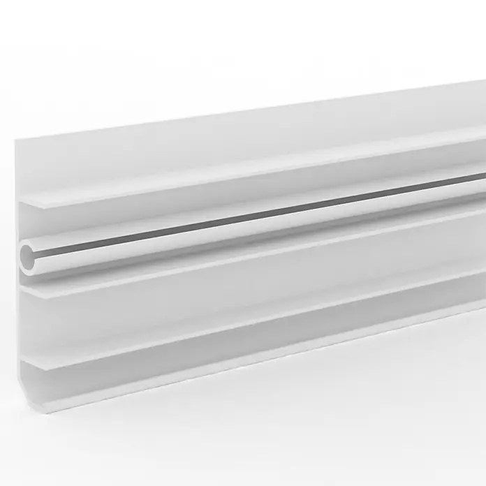 Grundprofil Cubica LS80 - 2,5 m x 15 mm x 78 mm, Passend für: Deckprofile Cubica LS80 - Nahaufnahme einer weißen, mehrschichtigen Sockelleiste mit integrierter Kabelführung, ideal für ein sauberes Kabelmanagement.