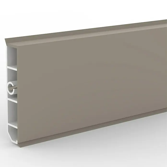 Deckprofil Cubica LS80 No Light - Champagner, 2,5 m x 19 mm x 80 mm - Nahaufnahme eines Sockelleistenelements in neutralem Grau, das modernes Design und praktische Funktionalität für jeden Raum bietet.