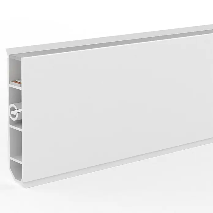 Deckprofil Cubica LS80 Light Up - Weiß, 2,5 m x 19 mm x 80 mm - Nahaufnahme einer weißen Sockelleiste, die für einen sauberen Übergang zwischen Wand und Boden sorgt und Kabel verdeckt.