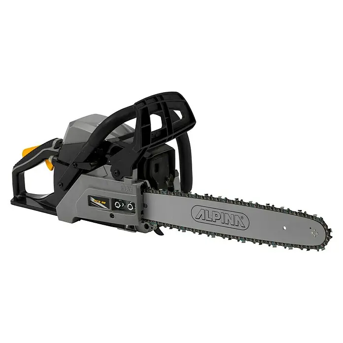 Alpina Motosierra de gasolina ACS 41 - 1,5 kW, 40,1 cm³, Longitud de la cuchilla: 40 cm - La imagen muestra una motosierra Alpina, una herramienta útil para jardinería y poda de árboles. El dispositivo es robusto y potente.