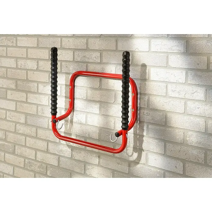 Aparcamiento de bicicletas B053QRA - Acero - Soporte de pared para bicicletas hecho de acero rojo, con empuñaduras negras texturizadas para un almacenamiento seguro.
