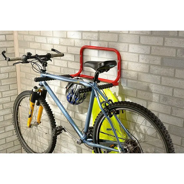 Fahrradhalterung B053QRA - Geeignet für: 2 Fahrräder, Belastbarkeit: 30 kg - Fahrrad an einer roten Wandhalterung an einer Ziegelwand.