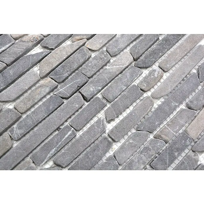 Mosaikfliese MOS BRICK 125 - 30,5 x 30,5 cm, Schwarz, Matt - Nahaufnahme von länglichen, grauen Natursteinmosaikfliesen auf einem Netz, ideal für Wand- und Bodenakzente.