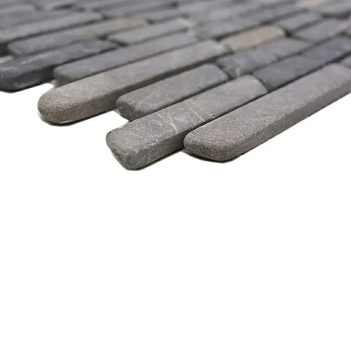 Mosaikfliese MOS BRICK 125 - 30,5 x 30,5 cm, Schwarz, Matt - Nahaufnahme eines grauen Mosaiks aus länglichen Steinen, ideal für die Wandgestaltung in Innenräumen.