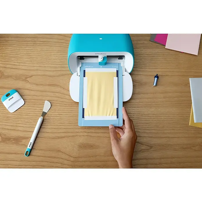 Cricut Joy Plotter-Werkzeug Folientransfer-Werkzeug - Passend für: Cricut Joy Schneideplotter - Nahaufnahme eines Cricut Joy Schneideplotters mit Zubehör, bereit für kreative Projekte.