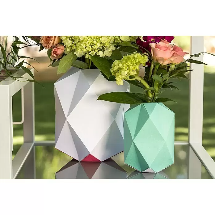 Cricut Maker Plotter-Werkzeug Rill- & Falz-Werkzeug Quickswap - Passend für: Cricut Maker Schneideplotter - Zwei geometrische Vasen, eine weiße und eine mintgrüne, mit Blumen auf einer spiegelnden Oberfläche.