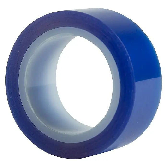 Cricut Klebeband Heat Resistant - 15,8 m x 1,9 cm - Nahaufnahme einer Rolle blauem, durchsichtigem Klebeband, das auf einer schwarzen Oberfläche liegt. Das Klebeband ist auf einer Rolle aufgewickelt.