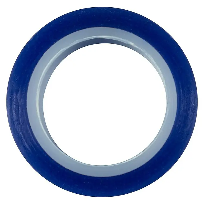 Cricut Klebeband Heat Resistant - 15,8 m x 1,9 cm - Nahaufnahme eines blauen Rings mit einem grauen Streifen in der Mitte, vor einem schwarzen Hintergrund.