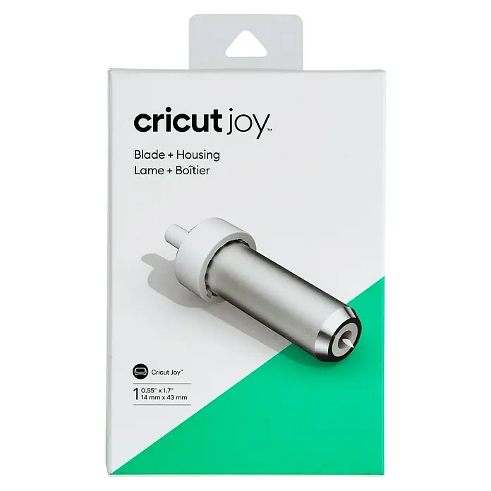 Cricut Joy Plotter-Werkzeug Ersatzklinge mit Gehäuse - Passend für: Cricut Joy Schneideplotter - Verpackung einer Cricut Joy Klinge mit Gehäuse. Die Packung ist weiß mit dem Cricut Joy Logo und Abmessungsangaben.