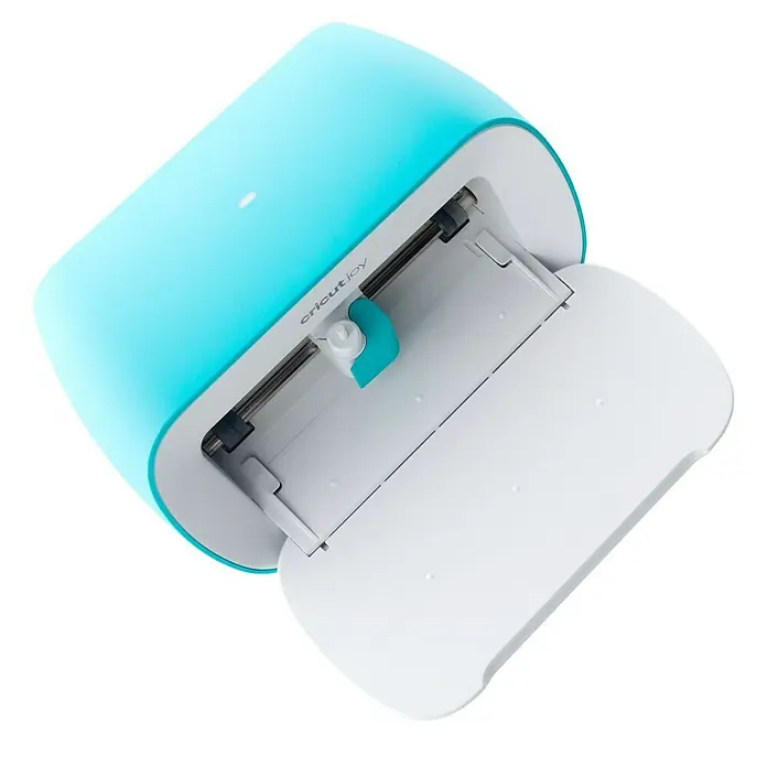 Cricut Joy Schneideplotter Smarte Schneide- und Zeichenmaschine - Türkis/Weiß, Bluetooth, Schnittbreite: 10,4 cm, Schnittlänge: 1,2 m - Nahaufnahme des Cricut Joy Schneideplotters in Türkis und Weiß, mit geöffneter Klappe, ideal für DIY-Projekte.