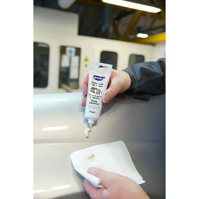 Presto Polier- & Schleifpaste - 50 mg - Nahaufnahme einer Presto Polier- und Schleifpaste, die auf ein Tuch aufgetragen wird, ideal für die Autopflege.