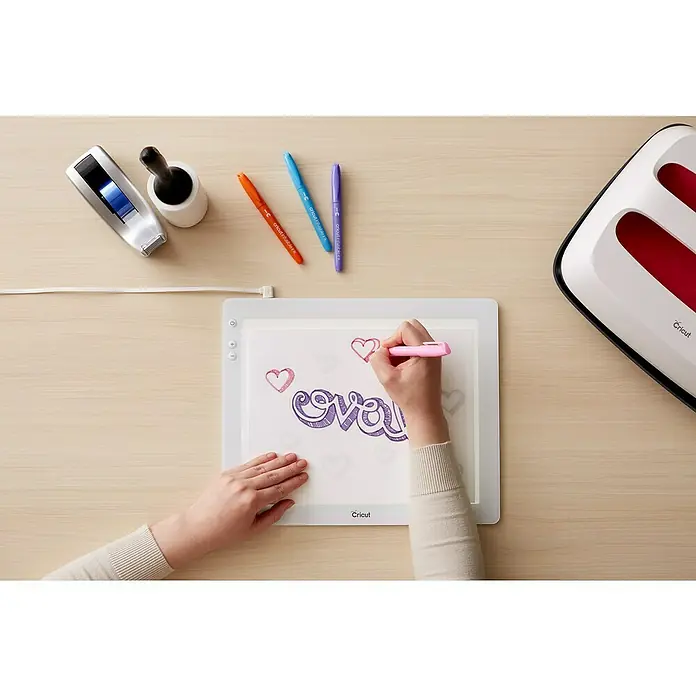 Cricut Filzstift-Set Fine Pen Infusible InkPflaume/Pfauenblau/Dunkelrosa/Olive/Bordeaux, 0,4 mm - Kreative Szene mit Cricut BrightPad zum einfachen Nachzeichnen von Designs, Infusible Ink Stiften und einer Transferpresse.