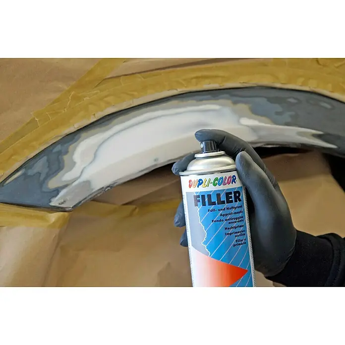 Dupli-Color Filler - 400 ml - Ein Arbeiter verwendet Dupli-Color Filler Sprühfarbe, um eine Oberfläche vorzubereiten.
