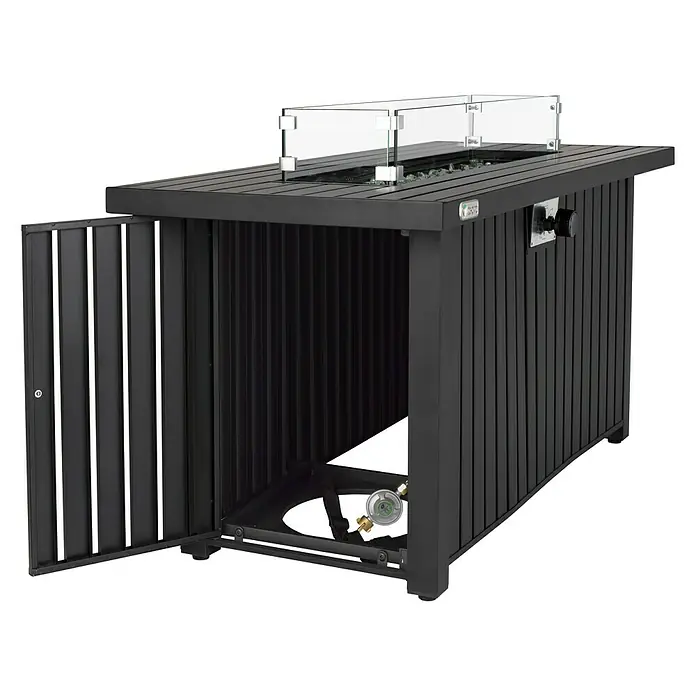 Tepro Feuerstelle Topeka - 136 x 56 x 63,5 cm, Metall - Schwarzer Gas-Feuertisch mit Glaswindschutz und geöffneter Tür, der den Innenraum mit Propangasflasche zeigt.