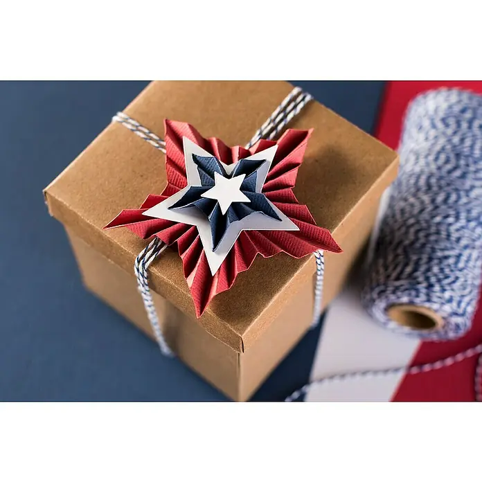 Cricut Maker Plotter-Werkzeug Doppelrill- & Falzwerkzeug QuickswapPassend für: Cricut Maker Schneideplotter - Geschenkbox mit patriotischem Stern verziert, umwickelt mit blau-weißem Band, ideal für festliche Anlässe.