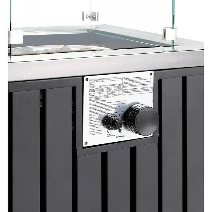 Tepro Feuerstelle Topeka - 50 x 50 x 78 cm, Metall - Nahaufnahme eines schwarzen Bedienfelds mit Knöpfen an einem Feuerstellentisch, das die Gaseinstellungen steuert.