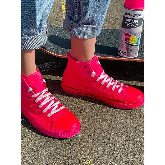 Dupli-Color Effect Sprühlack Neon Spray - Pink, Matt, 400 ml - Neonpinke High-Top-Sneakers mit weißen Schnürsenkeln und einer Dose Neon-Sprayfarbe, ideal, um jedem Outfit einen lebendigen Farbtupfer zu verleihen.