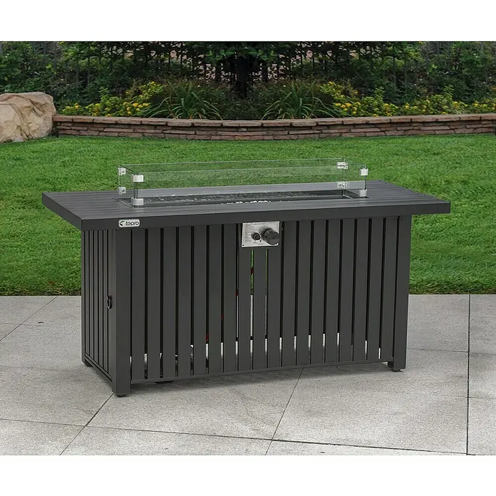 Tepro Feuerstelle Topeka - 136 x 56 x 63,5 cm, Metall - Das Bild zeigt einen Tepro Gaskamin-Tisch mit Glasaufsatz im Außenbereich. Er ist stilvoll und sorgt für Wärme und Atmosphäre im Garten.