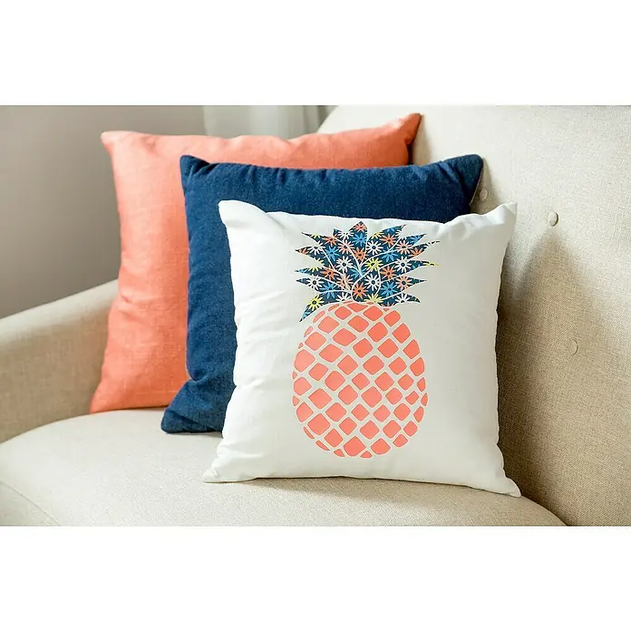 Cricut Kissenhülle Rohling für Infusible Ink - Weiß, L x B: 45,5 x 45,5 cm, 100 % Polyester - Dekoratives Kissen-Set mit einem Kissen mit Ananasdruck, einem blauen und einem pfirsichfarbenen Kissen, die jedem Raum einen Farbtupfer verleihen.