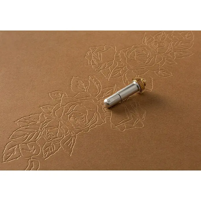 Cricut Maker Plotter-Werkzeug Feinpräge-Werkzeug für Quickswap - Passend für: Cricut Maker Schneideplotter - Nahaufnahme eines Prägewerkzeugs auf braunem Papier mit Rosenmuster. Hervorragend geeignet für feine Papierarbeiten.