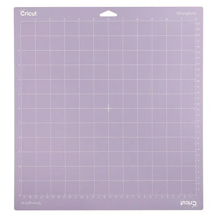Cricut Schneidematte StrongGrip - Lila, L x B: 30,5 x 30,5 cm, Passend für: Cricut Maker und Cricut Explore Schneideplotter - Nahaufnahme einer lila Cricut StrongGrip Schneidematte mit Rasterlinien und Markierungen zur präzisen Positionierung von Materialien.