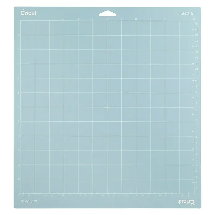 Cricut Schneidematte LightGrip - Hellblau, L x B: 30,5 x 30,5 cm, Passend für: Cricut Maker und Cricut Explore Schneideplotter - Nahaufnahme einer hellblauen Cricut LightGrip Schneidematte mit Rasterlinien und Markierungen für präzise Zuschnitte.