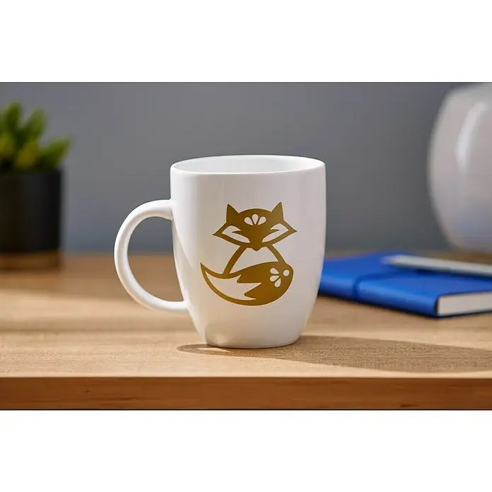 Cricut Joy Vinylfolie Smart Vinyl Permanent - Gold, 121,9 x 13,9 cm, Dauerhaft klebend - Weiße Tasse mit goldenem Fuchs-Design, perfekt für Kaffee oder Tee. Das dekorative Muster verleiht der Tasse eine elegante Note.