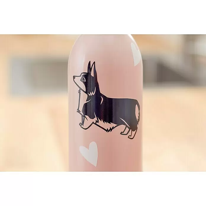 Cricut Joy Vinylfolie Smart Vinyl Permanent - Schwarz, 121,9 x 13,9 cm, Dauerhaft klebend - Rosa Trinkflasche mit einer schwarz-weißen Abbildung eines rennenden Corgi-Hundes und weißen Herzmotiven.