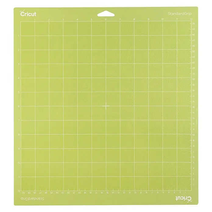 Cricut Schneidematte StandardGrip - Grün, L x B: 30,5 x 30,5 cm, Passend für: Cricut Maker und Cricut Explore Schneideplotter - Nahaufnahme einer grünen Cricut StandardGrip Schneidematte mit Rasterlinien und Größenangaben, ideal für präzise Bastelarbeiten.