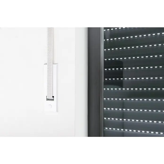 Schellenberg Recogedor de cinta de persiana Maxi - Distancia entre orificios: 135 mm, Anchura de la correa: 23 mm, Máx. Longitud de la cinta: 5,6 m - Primer plano de un sistema de persiana enrollable con un enrollador de correa, que muestra un diseño moderno y funcionalidad para una protección solar mejorada.
