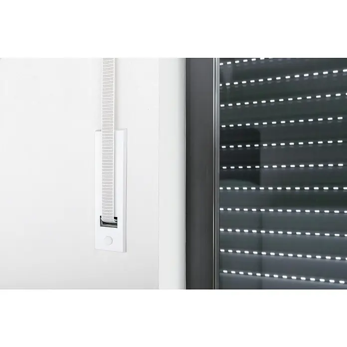 Schellenberg Recogedor de cinta de persiana Maxi - Distancia entre orificios: 160 mm, Anchura de la correa: 23 mm, Máx. Longitud de la cinta: 5,3 m - Primer plano de un enrollador de cinta de persiana enrollable blanco y una persiana enrollable, que proporciona un diseño de ventana elegante y funcional.