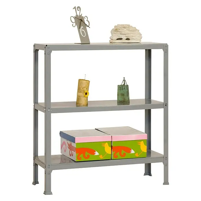 Simonrack Simonhome Metallregal Click Metall Mini - H x B x T: 90 x 80 x 36 cm, Traglast pro Boden: 150 kg, Anzahl Böden: 3 Stk., Stecken, Grau/Grau - Graues Regal mit drei Ablagen, auf denen Deko-Objekte und zwei bunte Kisten mit Tiermotiven stehen. Ideal zur Aufbewahrung und Dekoration.