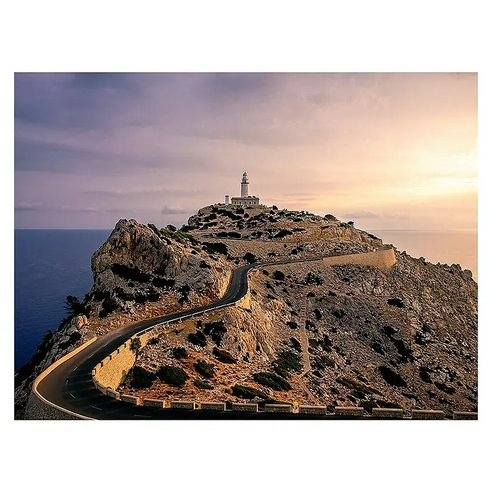 Póster Mallorca - Carretera Faro, An x Al: 80 x 60 cm - Carretera serpentina que conduce al faro icónico sobre un acantilado rocoso. Una vista impresionante del paisaje costero al atardecer.