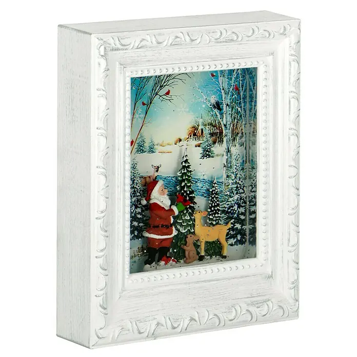 Konstsmide LED-Weihnachtsdekoleuchte Fotorahmen antik - 17,5 x 5 x 22 cm, Altweiß, Batteriebetrieben, LED - Eine dekorative, weiße Weihnachtsschneekugel mit einer Szene von Santa und Tieren in einem verschneiten Wald.