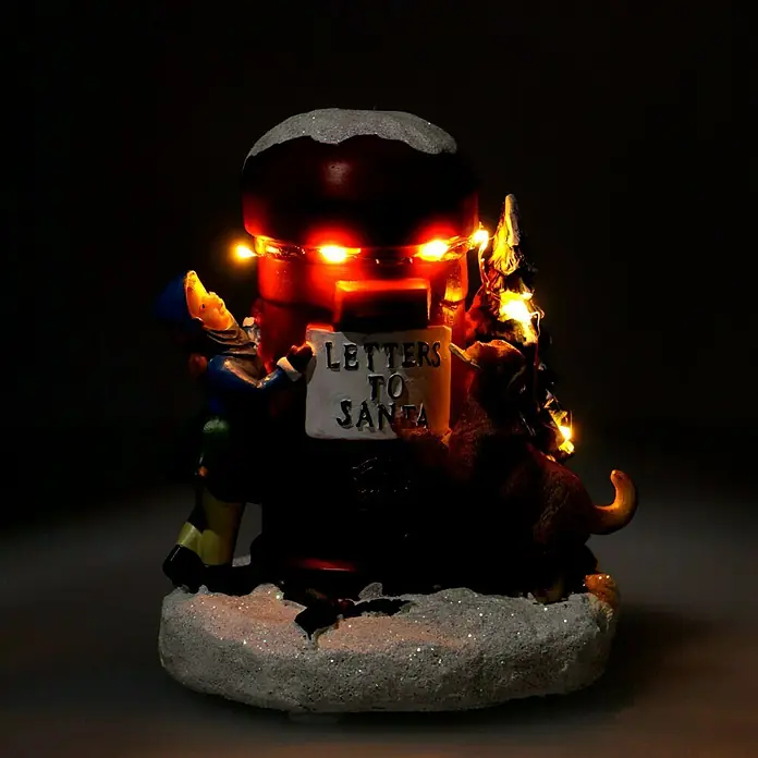 Konstsmide LED-Weihnachtsdekoleuchte Mailbox with Girl - 12 x 13,5 x 16 cm, Bunt, Batteriebetrieben, LED - Beleuchtete Weihnachtsdekoration mit Briefkasten "Letters to Santa", einem Kind und einem Hund auf verschneiter Basis.