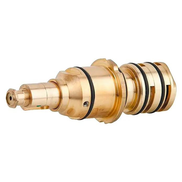 Hansa Temperaturreglereinheit - ¾″, Passend für: Hansamat Unterputzsystem - Nahaufnahme einer goldenen Sanitärarmatur, wahrscheinlich ein Patronenventil, mit schwarzen Dichtungsringen auf einem schwarzen Hintergrund.