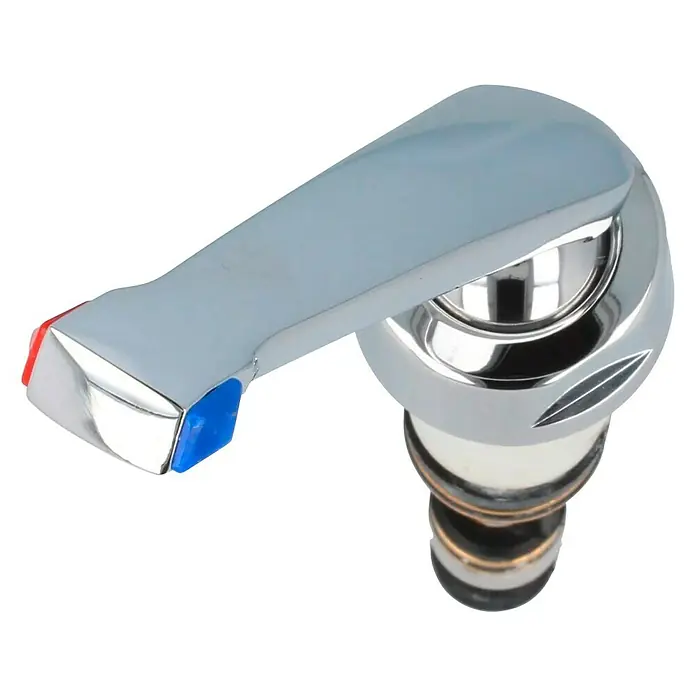 Hansa Oberteil - Passend für: Unterputz-Hebelmischer - Nahaufnahme eines glänzenden Wasserhahn-Hebels mit blauen und roten Farbakzenten, der ein modernes Design und hochwertige Verarbeitung zeigt.