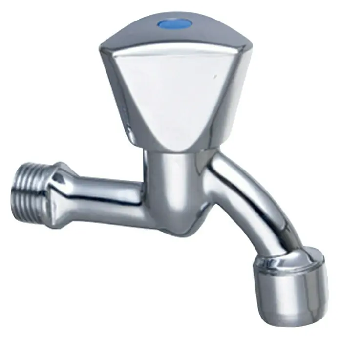 Auslaufventil - ½″, Metallgriff, Verchromt - Nahaufnahme eines glänzenden Wasserhahns mit blauem Akzent auf schwarzem Hintergrund, der die elegante Armatur hervorhebt.