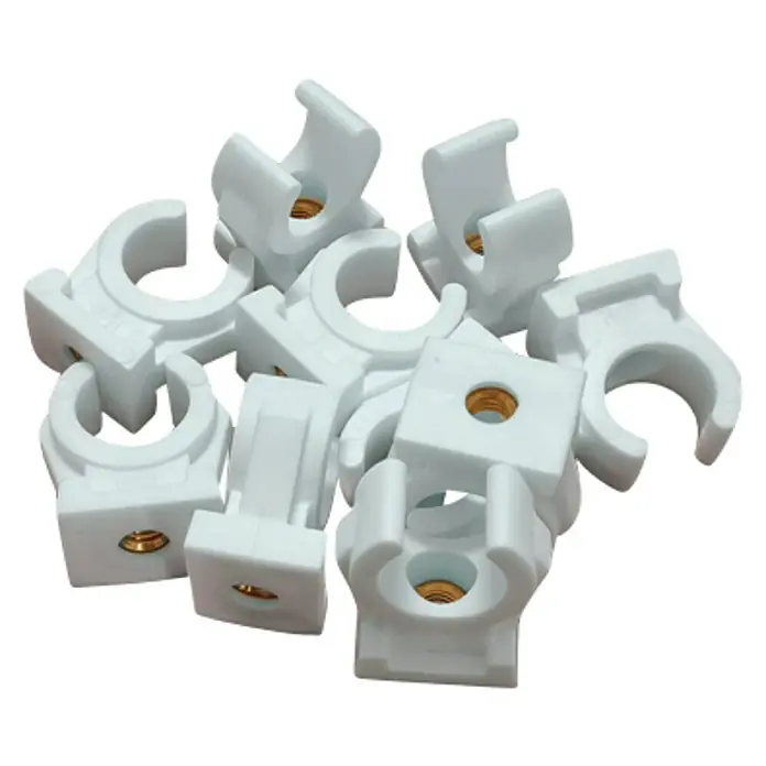 Rohrclip-Set - 10 Stk., Durchmesser: 22 mm, Kunststoff - Nahaufnahme einer Gruppe von weißen Rohrschellen mit goldenen Schraubgewinden auf schwarzem Hintergrund.