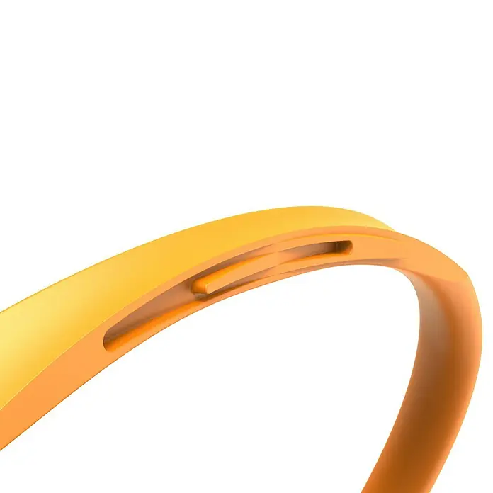 Fiskars Plus GartenkorbKunststoff, Schwarz/Orange - Nahaufnahme eines orangefarbenen Fitness-Trackers, der das minimalistische und schlanke Design des Geräts hervorhebt.