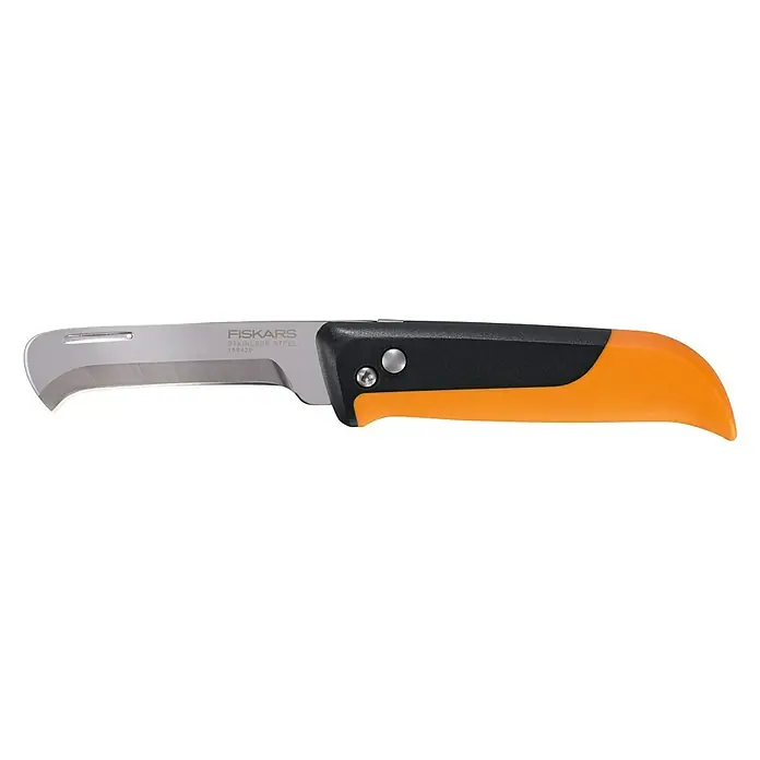 Fiskars X-series Klappmesser K80 - Länge: 17,8 cm - Ein Fiskars Gartenmesser mit einer gebogenen Klinge aus rostfreiem Stahl und einem orange-schwarzen Griff für Gartenarbeiten.