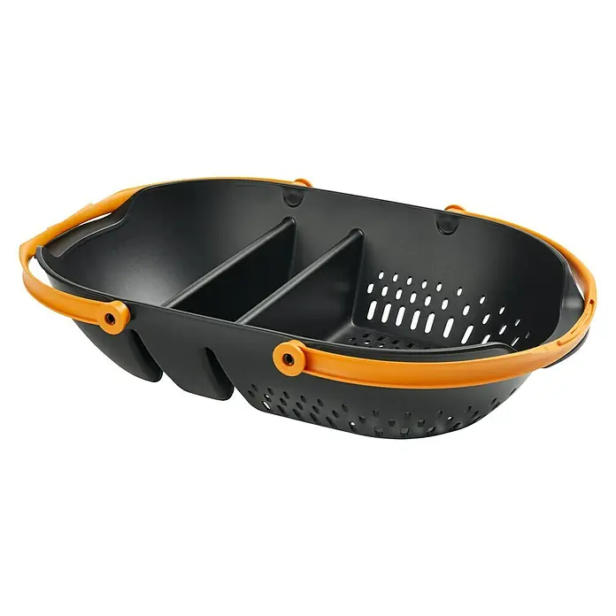 Fiskars Plus GartenkorbKunststoff, Schwarz/Orange - Der schwarze Fiskars-Erntekorb mit orangefarbenen Akzenten und Abtrennungen ist ideal zum Sortieren und Abspülen von Gemüse und Obst.